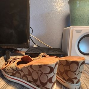 Coach wedge